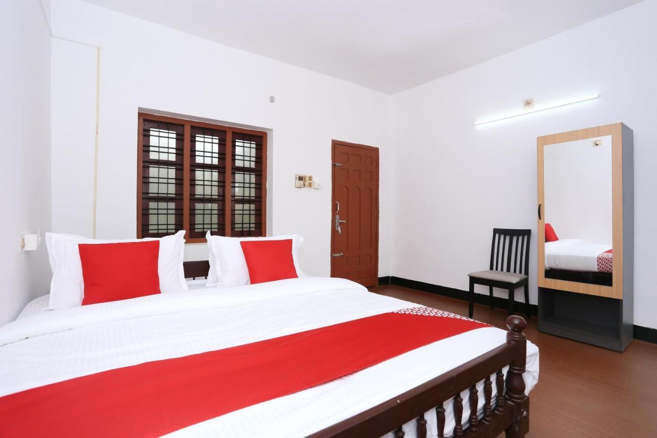 Oyo Flagship Kaveri Tourist Home Guruvayur Exterior photo