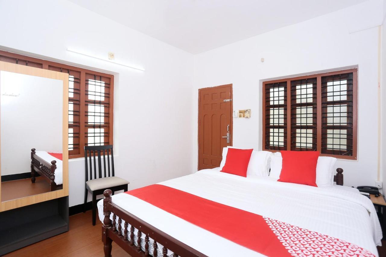 Oyo Flagship Kaveri Tourist Home Guruvayur Exterior photo